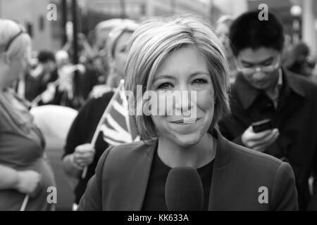 Joanna Gosling au travail pour les nouvelles de la BBC sur le mariage royal à venir. Page de portefeuille Russell Moore. Banque D'Images