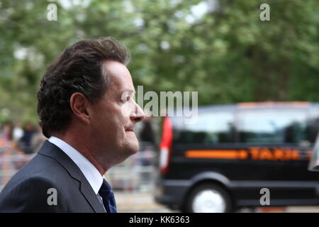 Piers Morgan marchant le long du Mall dans le centre de Londres le 28 avril 2011. Page de portefeuille Russell Moore. Banque D'Images