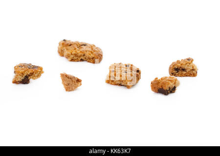 Détail de chip cookie restes isolé sur fond blanc. Banque D'Images