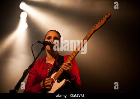 La chanteuse, auteur-compositeur et musicien Anna Calvi effectue un concert live au festival vitrine hollandaise et musique Festival Eurosonic conférence 2012 à Groningen. Pays-bas, 13/01 2012. Banque D'Images