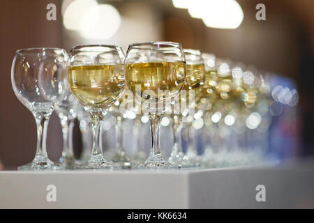 Photo de beaucoup de verres à vin sur fond flou Banque D'Images