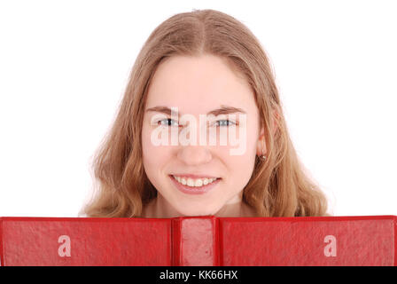 Belle fille de l'école bus derrière son livre rouge isolated on white Banque D'Images