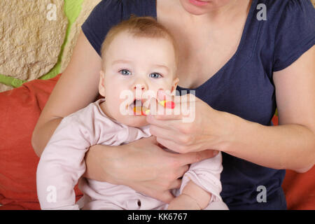 La mère et l'enfant - bébé mange une cuillère de purée Banque D'Images