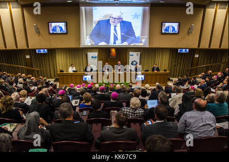 Frans Timmermans, premier vice-président de la Commission européenne, parle pendant (Re) Thinking Europe, une contribution chrétienne à l'avenir de Project Europe, dans la nouvelle salle synode du Vatican. Avec: Frans Timmermans Où: Vatican, Vatican, Saint-Siège Quand: 27 Oct 2017 crédit: IPA/WENN.com **Disponible Uniquement pour publication au Royaume-Uni, aux Etats-Unis, en Allemagne, en Autriche** Banque D'Images