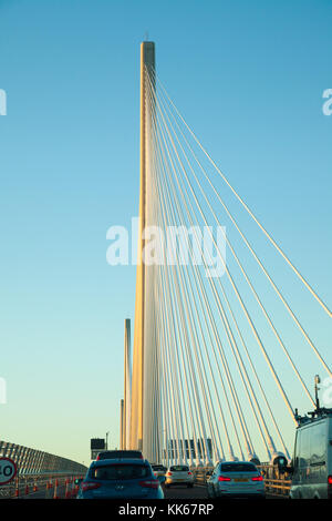 Le passage de la nouvelle birdge Queensferry sur le Firth of Forth près d'Edimbourg en Ecosse. Banque D'Images