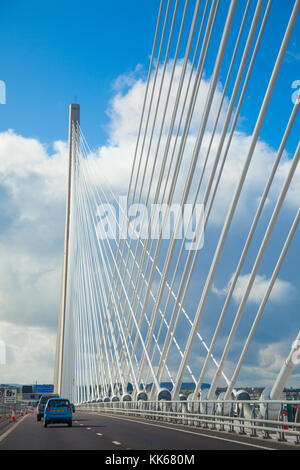 La traversée du nouveau pont de Queensferry sur le Firth of Forth près d'Edimbourg en Ecosse. Banque D'Images