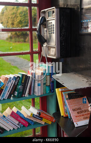 Une nouvelle utilisation pour un téléphone public britannique, une bibliothèque, à Athelstaneford East Lothian Scotland. Banque D'Images