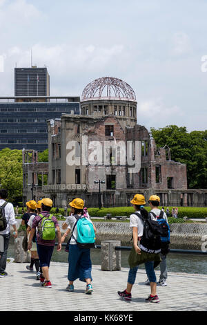 Hiroshima, Japon - 25 mai 2017 : groupe d'élèves autour de parc de la paix, Hiroshima avec le dôme de la bombe atomique dans l'arrière-plan Banque D'Images