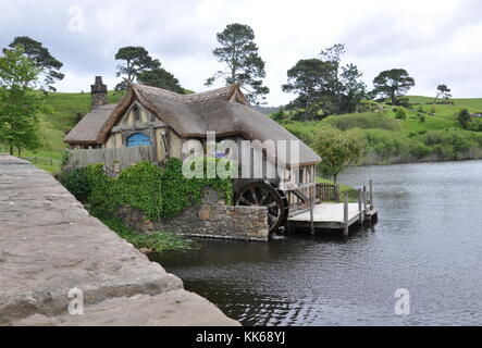 Matamata - Nouvelle-Zélande - novembre 2016 : moulin à eau à hobbiton movie set créé pour filmer le seigneur des anneaux et les films de hobbit. Banque D'Images