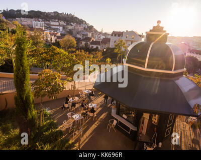 Lisbonne, Portugal - 19 novembre 2017 : Jardim da cerca da Graca à Lisbonne, au Portugal, au coucher du soleil. Le château Sao Jorge en arrière-plan. Banque D'Images