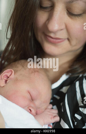 Un nouveau-né qui aura lieu à l'hôpital par son mère le jour où il est né. Banque D'Images