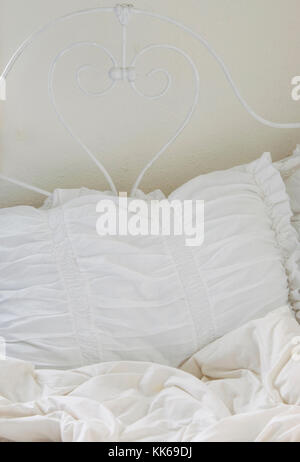 Une image d'un lit blanc Banque D'Images