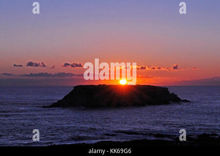 Vue du coucher de soleil à l'île d'Agios Georgios à cape drepano paphos Chypre Banque D'Images