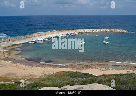Le petit port de pêcheur à Saint George qui a été utilisé à l'époque romaine Banque D'Images