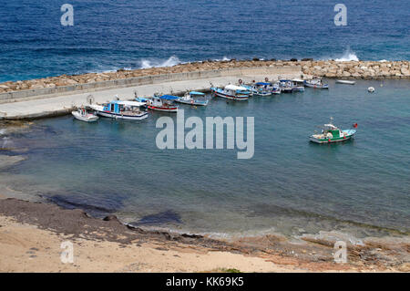 Le petit port de pêcheur à Saint George qui a été utilisé à l'époque romaine Banque D'Images