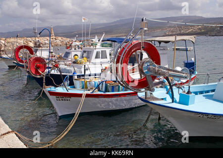 Des bateaux de pêche dans le petit port de pêcheur à Agios Georgios et a été utilisé à l'époque romaine Banque D'Images