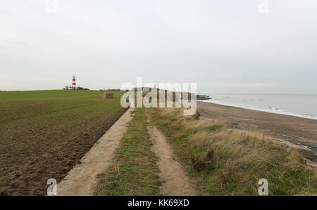 Vue paysage d'happisburgh phare à happisburgh sur la côte nord du comté de Norfolk est le seul phare géré de façon indépendante en Grande-Bretagne. Banque D'Images