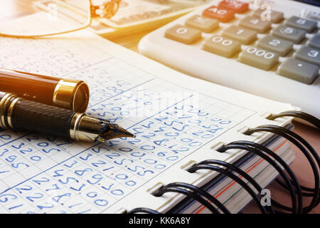 Les données de l'entreprise un livre comptable et Calculatrice. Banque D'Images