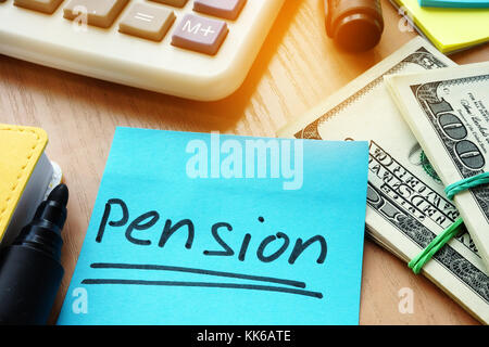 L'épargne pour la retraite. stick avec Word et de pension de l'argent sur une table. Banque D'Images