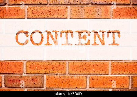 Légende de l'annonce conceptuelle inspiration affichage du contenu. Concept d'affaires pour Business to Success écrit sur fond de briques anciennes avec de l'espace Banque D'Images