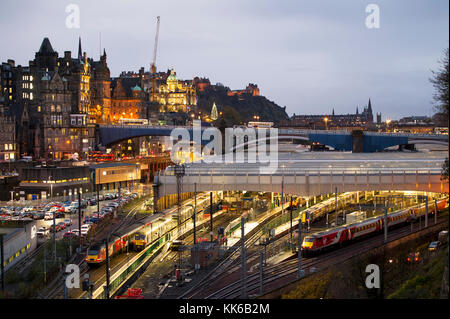 Une vue de la gare de Waverley, dans le centre-ville d'Édimbourg. Banque D'Images