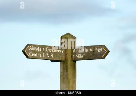 Village d'Ainsdale way le marqueur ou les flèches indiquant les directions pour les touristes ou visiteurs à la plage Banque D'Images