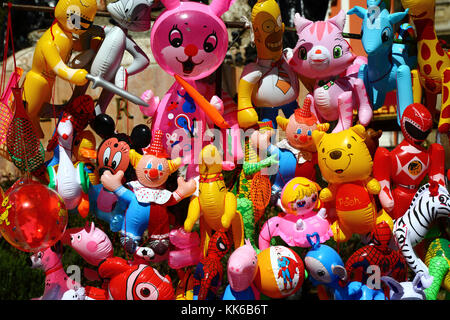 Détail des jouets gonflables pour enfants à vendre sur la rue, la Paz, Bolivie Banque D'Images