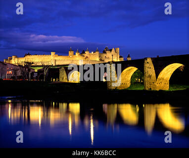 La ville fortifiée de Carcassonne La Cite dans la nuit, et le Pont Vieux traversant l'Aude, Aude, France Banque D'Images
