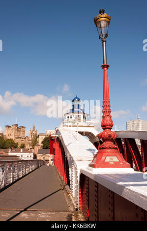 Une lampe victorienne post sur la fin de l'oscillation pont qui relie à Gateshead Newcastle upon Tyne, à trop le donjon. Banque D'Images