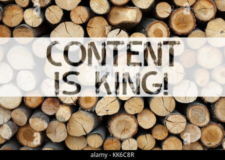 Texte d'annonce conceptuelle légende inspiration montrant le contenu est King Business concept for Business Marketing médias en ligne écrit sur le dos en bois Banque D'Images
