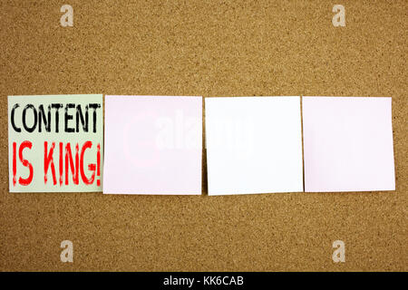 Conceptuelle écriture manuscrite légende inspiration montrant le contenu est King Business concept pour le marketing commercial médias en ligne sur le Sticky coloré Banque D'Images