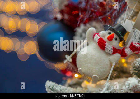 Décorations de Noël avec Bonhomme et coloré à l'arrière-plan flou d'or. Banque D'Images