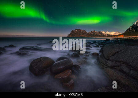 Northern Lights de la mer capturés sur les îles Lofoten, norvège en février 2017 Banque D'Images