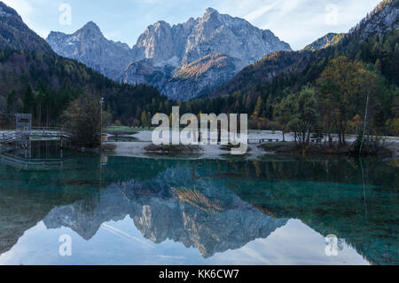 Le puissant Alpes slovènes s'élevant au-dessus des eaux cristallines de la lac jasna Banque D'Images