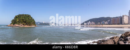 Vue panoramique sur les toits de la ville de São Vicente et urubuquecaba island - Santos, Sao Paulo, Brésil Banque D'Images