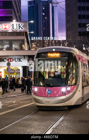 Midland Metro tram à l'extérieur de la gare Grand Central, le centre-ville de Birmingham, UK Banque D'Images