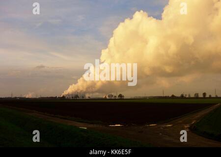 La fumée des centrales à charbon brun la région Rhin-Erft-Kreis-Zone à Bergheim, Allemagne. Les centrales ont été construites au milieu du paysage agricole. Banque D'Images