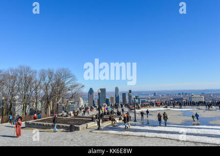 Montréal, Canada - le 20 mars 2016 : les gens et ville de Montréal de belvédère kondiaronk / mont-royal en hiver Banque D'Images