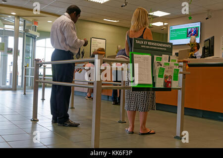 Les gens qui font la queue dans une banque TD Canada Trust Banque D'Images