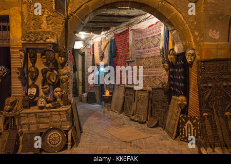 Magasins dans lumière du soir en alley à Essaouira, Maroc Banque D'Images