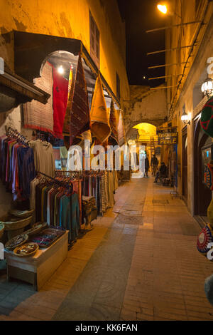 Magasins dans lumière du soir en alley à Essaouira, Maroc Banque D'Images