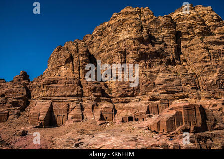 Tombes nabatéennes creusées dans la falaise, dans la partie sud de l'ancienne ville de Petra, Wadi Farasa, Jordanie, Moyen-Orient, avec ciel bleu Banque D'Images