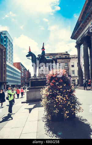Statue du duc de Wellington à cheval, portant un cône de circulation sur sa tête. En face de la galerie d'Art Moderne, Glasgow, Ecosse. 01.08.2017 Banque D'Images