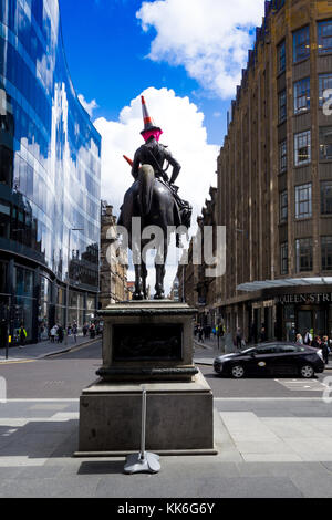 Statue du duc de Wellington à cheval, portant un cône de circulation sur sa tête. En face de la galerie d'Art Moderne, Glasgow, Ecosse. 01.08.2017 Banque D'Images