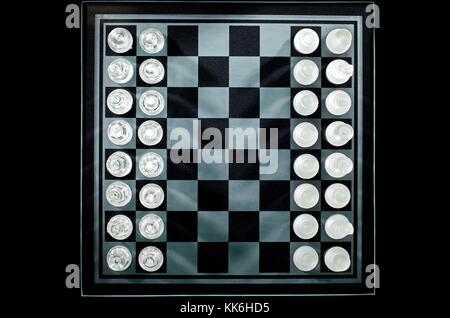Pièces des échecs en verre et l'échiquier Banque D'Images