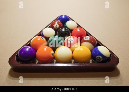 Boules de billard en rack Banque D'Images