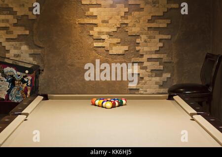 Vue sur la piscine balls disposés sur une table de billard Banque D'Images