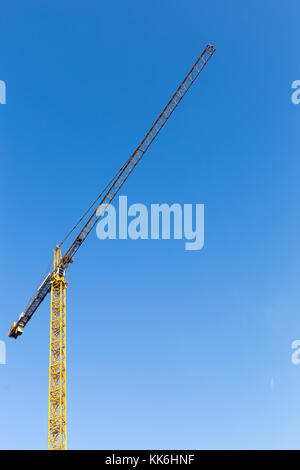 Construction crane against sky Banque D'Images