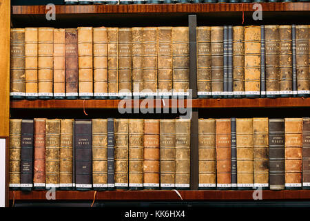 Helsinki, Finlande. vieillissement ancien antiquité old vintage books sur une Etagère en bibliothèque nationale. Banque D'Images