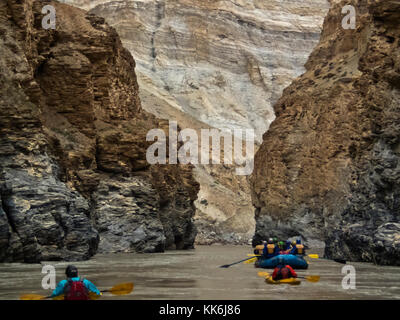 River Rafting sur la gorge de la rivière Zanskar considéré comme le Grand Canyon de l'Himalaya - Zanskar, Ladakh, INDE Banque D'Images